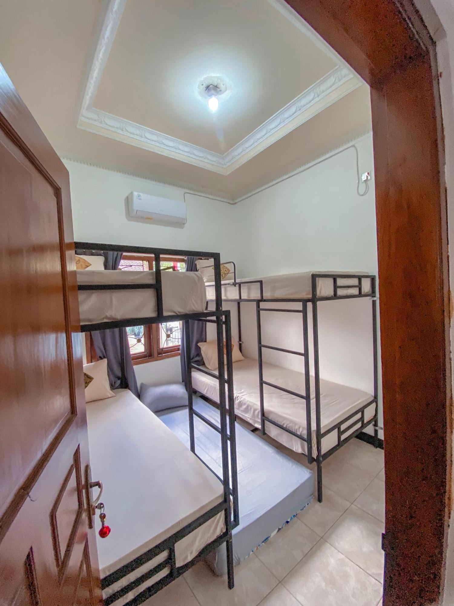 Laura'S Backpacker 523 Hostel Yogyakarta Exterior photo